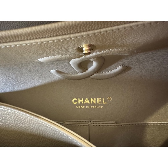 CHANEL CLASSIC DOUBLE FLAP MEDIUM CAVIAR LEATHER - LIKE NEW CONDITION - Picture 11 of 16